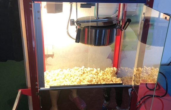 Popcorn-Maschine auf einem Rollwagen