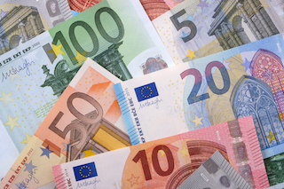 Das Bild zeigt verschiedene Euroscheine.